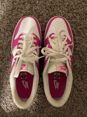 Nike Low-Top Sneakers in White and Pink